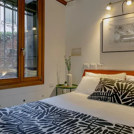 Accessible Groundfloor Near Station - Ca Rezzonico Apartment *