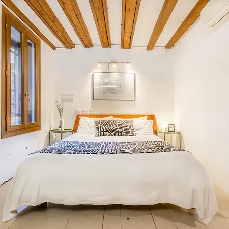 Accessible Groundfloor Near Station - Ca Rezzonico Apartment