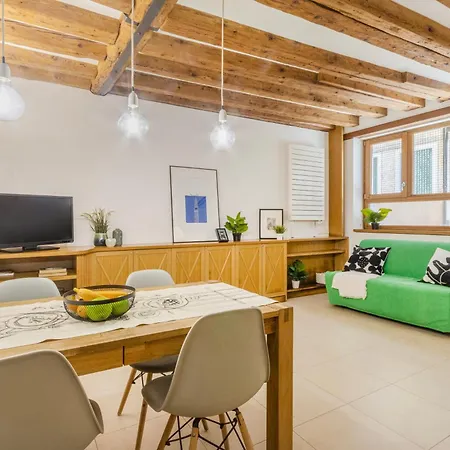 Accessible Groundfloor Near Station - Ca Rezzonico Apartment *