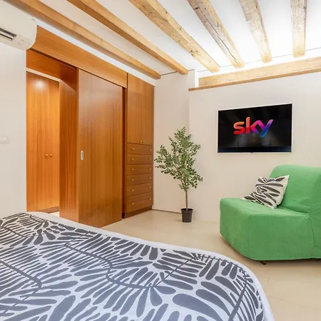 Accessible Groundfloor Near Station - Ca Rezzonico Apartment *